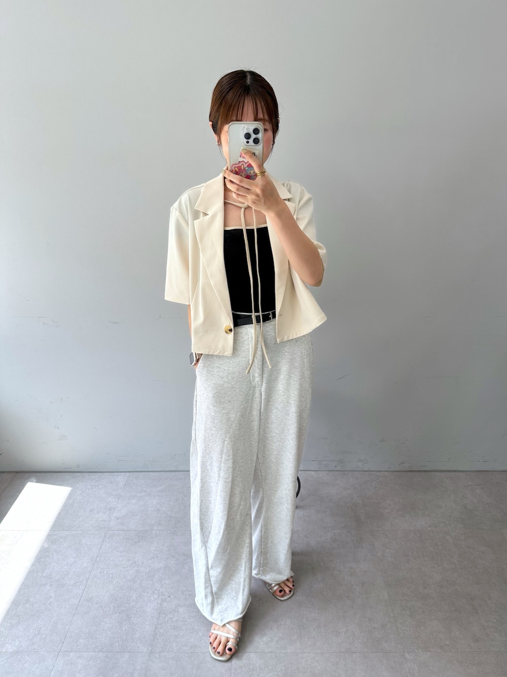 「サンダル、大人コーデ、低身長女子、夏服コーデ、ジャケット、ジャケットコーデ、スウェット、スウェットパンツ、チョーカー、チョーカートップス、ミスティック(mystic)、ママコーデ、ママファッション、カジュアル、カジュアルコーデ」｜「mysticのカーブスウェットパンツ（スウェットパンツ、グレー系）」を使った、YURIさん（骨格ウェーブ・レディース・153cm）の春コーディネートの1枚目の写真