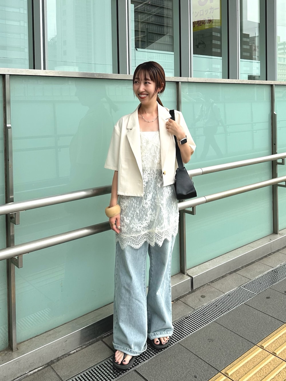 「ショルダーバッグ、サンダル、デニム、夏ファッション、大人可愛い、低身長女子、ウーフォス、レース、チュニック、ジャケット、半袖ジャケット、デニムパンツ、ママコーデ、ママファッション、mystic」｜「mysticのレースVキャミチュニック（シャツ/ブラウス、ホワイト系）」を使った、YURIさん（骨格ウェーブ・レディース・153cm）の春コーディネートの1枚目の写真