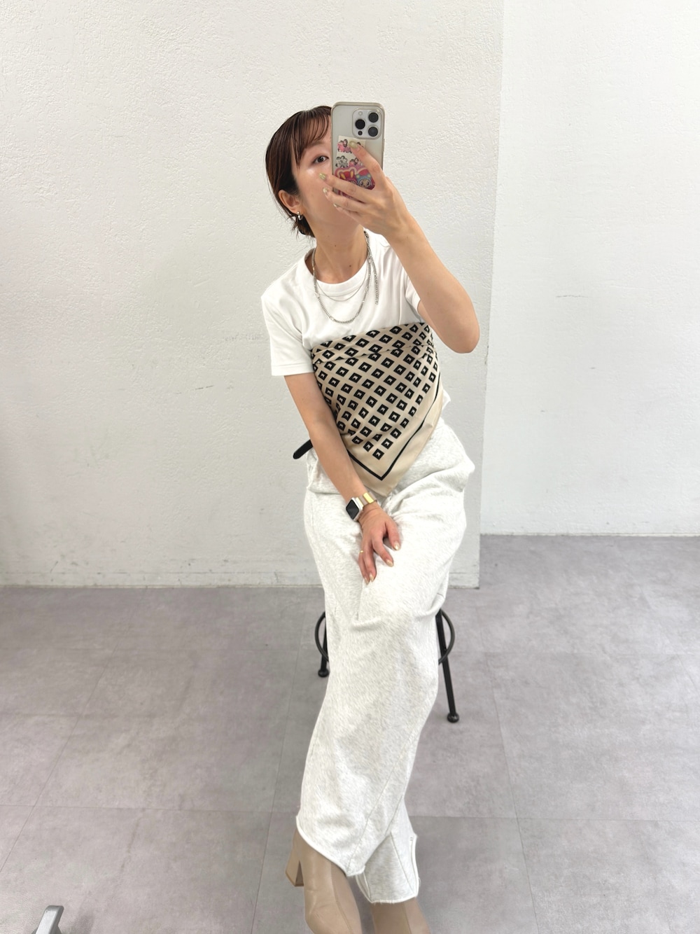 「夏コーデ、白Tシャツ、お出かけコーデ、プチプラ、大人カジュアルコーデ、骨格ウェーブ、30代コーデ、UNIQLO、ユニクロ、ママコーデ、ママファッション、スカーフ、ビスチェ、スウエットパンツ、レイヤードスタイル」｜「mysticのプリントスカーフ（バンダナ/スカーフ、ブラック系）」を使った、YURIさん（骨格ウェーブ・レディース・153cm）の夏コーディネートの1枚目の写真