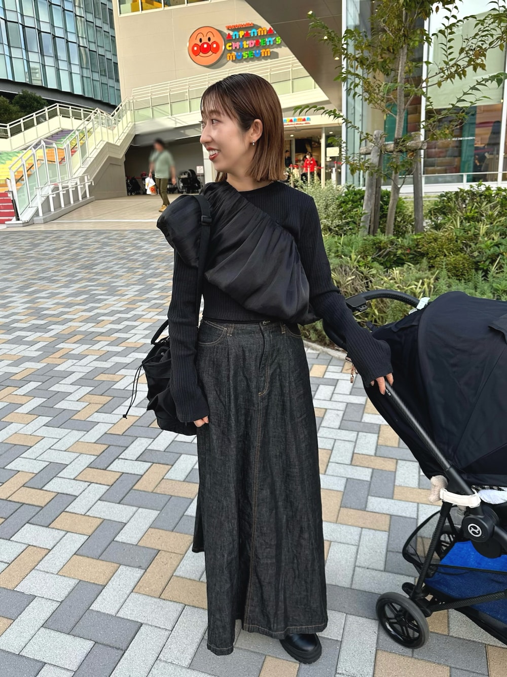「オトナカジュアル、秋、ママコーデ、ママファッション、デニムスカート、オールブラック、秋服準備はじめました、ブーツ、レイヤードスタイル、お出かけコーデ、デニムコーデ、Wrangler、mystic、モノトーン、ブラック」｜「mysticのマルチWAYフリルキャミソール（キャミソール、ブラック系）」を使った、YURIさん（レディース・153cm）の秋コーディネートの1枚目の写真