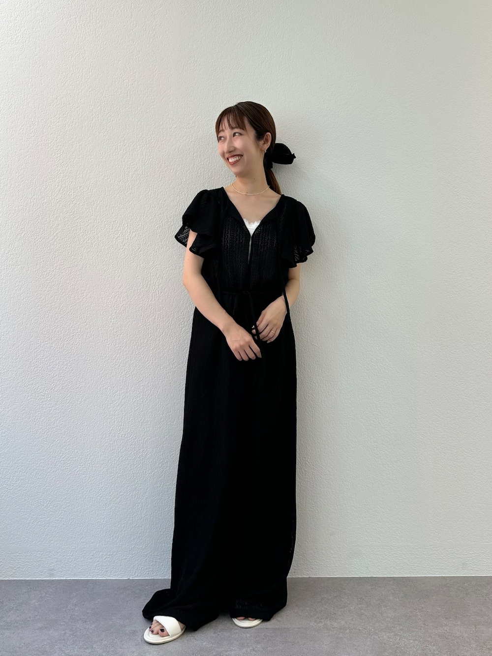 「サンダル、モノトーン、デートコーデ、きれいめカジュアル、ブラックコーデ、オールインワン、サロペット、夏コーデ、夏、おでかけコーデ、ママコーデ、ママファッション、楽チンコーデ、楽ちんコーデ、カジュアル」｜「mysticのメッシュレースオールインワン（サロペット/オーバーオール、ブラック系）」を使った、YURIさん（骨格ウェーブ・レディース・153cm）の夏コーディネートの1枚目の写真