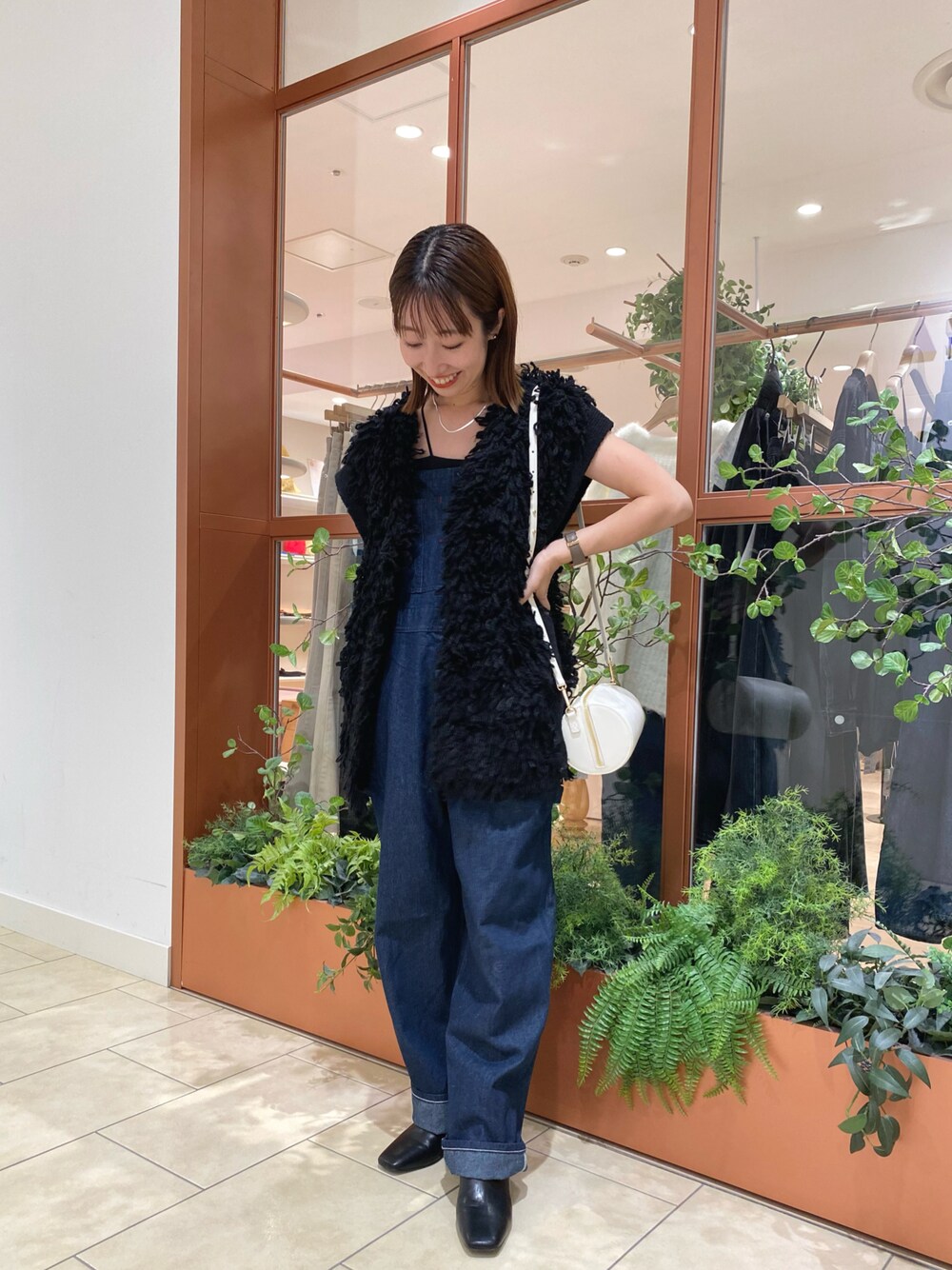「秋のコーデ、サロペット、オーバーオール、ブーツ、オトナカワイイ、大人コーデ、秋服コーデ、ジレ、ベスト、ループニット、ミスティック(mystic)、低身長、秋冬コーデ、ママコーデ、ママファッション」｜「mysticのBIGMAC オーバーオール（サロペット/オーバーオール、ブルー系）」を使った、YURIさん（レディース・153cm）の秋コーディネートの1枚目の写真
