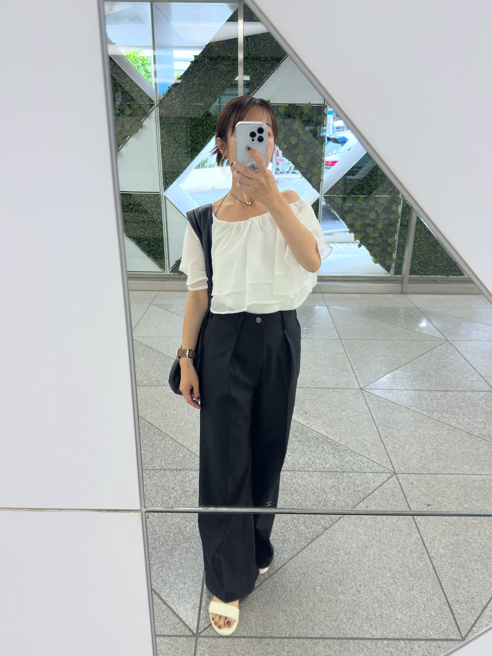 「夏ルックで気分アップ、きれいめカジュアル、夏コーデ、シンプルコーデ、シアートップス、サンダル、モノトーン、夏服コーデ、おでかけコーデ、パンツコーデ、30代コーデ、ブラウス、スラックス、黒パンツ、白ブラウス」｜「mysticの【５日間限定価格】シアーフリルオフショルブラウス（シャツ/ブラウス、ホワイト系）」を使った、YURIさん（骨格ウェーブ・レディース・153cm）の夏コーディネートの1枚目の写真