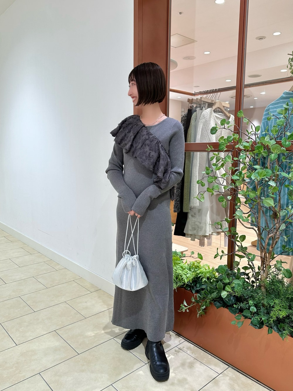 「ニットワンピース、ビスチェ、ニットワンピ、オトナカジュアル、マタニティ、マタニティコーデ、妊婦コーデ、ブーツ、ロングワンピース、ワンピース、低身長、ママコーデ、春コーデ、ミスティック(mystic)、きれいめコーディネート」｜「mysticのシャーリングミニショルダーBAG（ショルダーバッグ、シルバー系）」を使った、YURIさん（レディース・153cm）の冬コーディネートの1枚目の写真