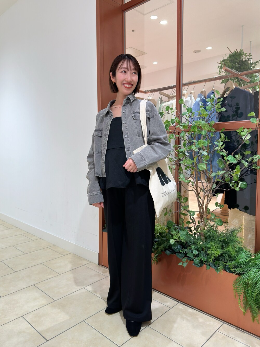 「シンプルスタイル、大人かわいい、お出かけコーデ、オールインワン、サロペット、キャミサロペット、モノトーン、ワントーンコーデ、オケージョン、オケージョンスタイル、結婚式コーデ、結婚式、デニムジャケット、デニムシャツ、マタニティコーデ」｜「mysticの【2色展開】デニムショートシャツ（シャツ/ブラウス、グレー系）」を使った、YURIさん（レディース・153cm）の春コーディネートの1枚目の写真