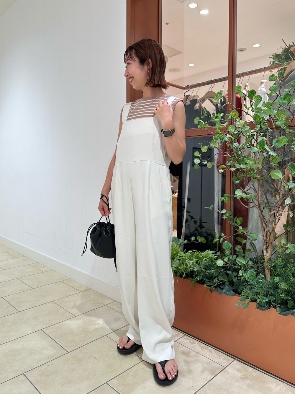 「夏コーデ、ママコーデ、ママファッション、サロペット、ボーダー、ウーフォス、oofos、楽チンコーデ、夏、ノースリーブ、低身長コーデ、大人コーデ、サンダルコーデ、サンダル、お出かけコーデ」｜「OOFOSの＜OOFOS＞ OOriginal/リカバリーサンダル（サンダル、ブラック系）」を使った、YURIさん（レディース・153cm）の夏コーディネートの1枚目の写真