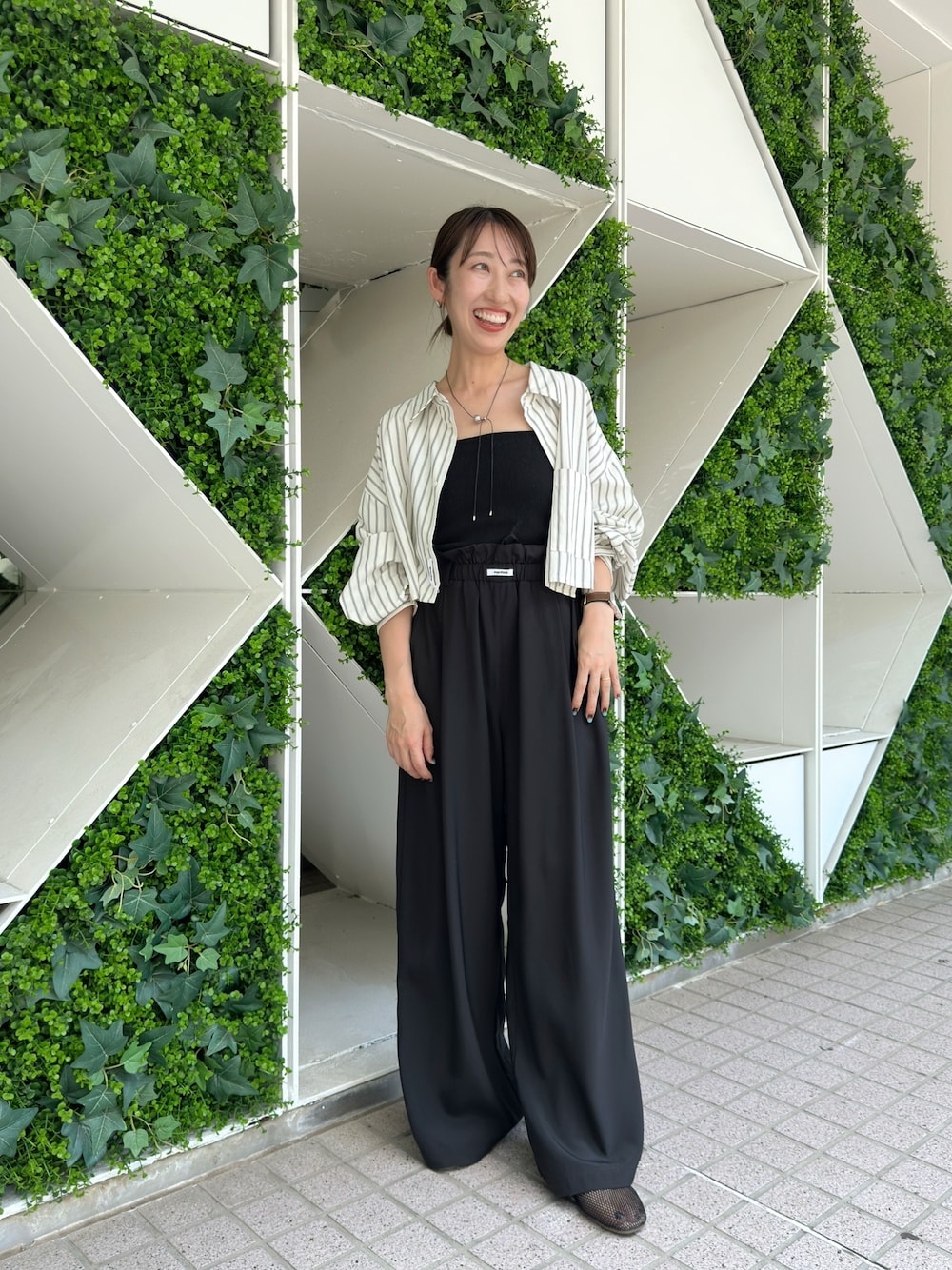 「きれいめカジュアル、シンプルコーデ、韓国ファッション、お出かけコーデ、モノトーン、夏服コーデ、パンツコーデ、イージーパンツ、メッシュパンプス、パンプス、ストライプ、ストライプシャツ、ショート丈トップス、シャツスタイル、ママコーデ」｜「mysticのフリルイージーパンツ（その他パンツ、ブラック系）」を使った、YURIさん（骨格ウェーブ・レディース・153cm）の夏コーディネートの1枚目の写真