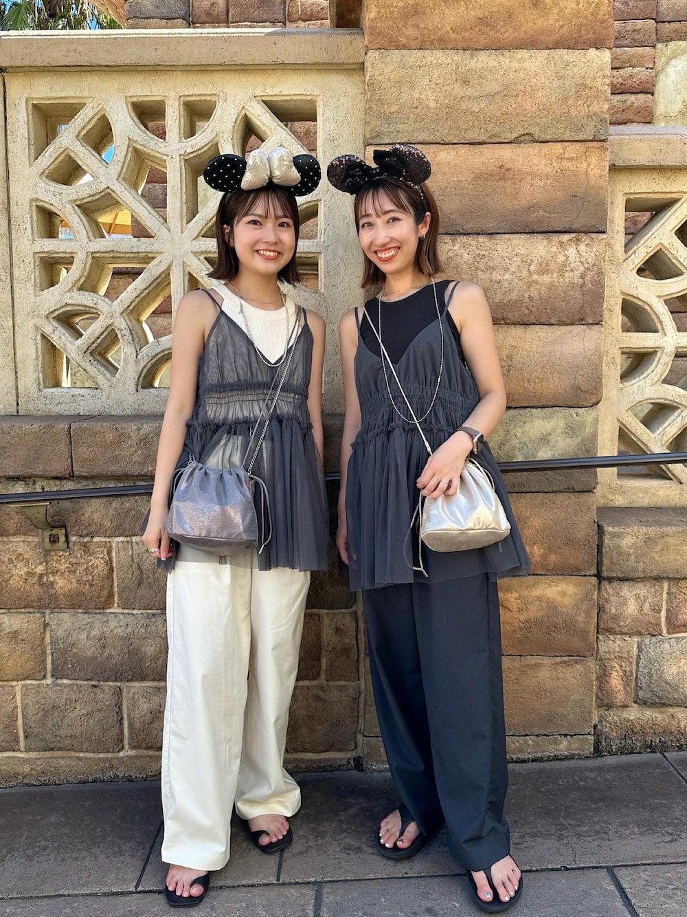 「大人コーデ、ディズニーコーデ、ディズニー、disney、シミラールック、おそろいコーデ、リンクコーデ、キャミソール、スラックス、スラックスパンツ、パンツスタイル、秋コーデ、秋服準備はじめました、低身長女子、サンダル」｜「mysticのシャーリングキャミソール（キャミソール、ブラック系）」を使った、YURIさん（レディース・153cm）の夏コーディネートの1枚目の写真