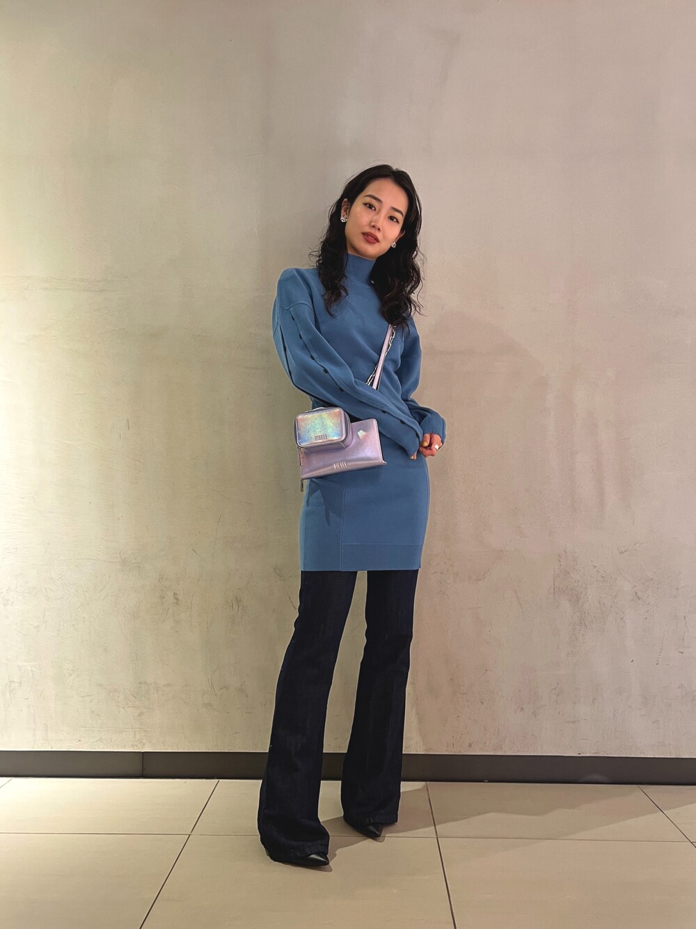 「Diesel、ニットワンピース、シャーベットカラー、ブルーニット、オーロラ、diesellucua、DIESEL、11月」｜「DIESELのDIESEL FW21 デニム  レディース ブーツカット フレア ダークインディゴ ローデニム（デニムパンツ、ブルー系）」を使った、miho kobayakawaさん（レディース・160cm）の秋コーディネートの1枚目の写真