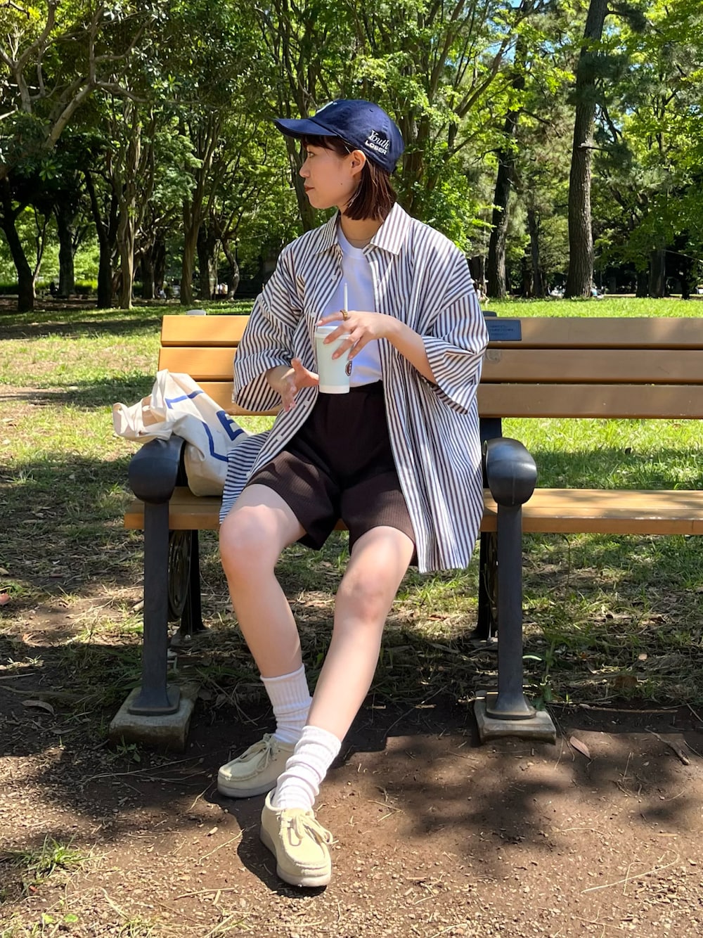 「休日スタイル、ストライプ、ブラウンコーデ、シャツスタイル、シャツ、ハーフパンツ、ショートパンツ、clarks、キャップ、CIAOPANIC TYPY、メンズライク、このスタイルがお気に入り、ストライプシャツ、お出かけコーデ」｜「CIAOPANIC TYPYの【新色追加！】ブロードビッグ半袖シャツ（シャツ/ブラウス、ホワイト系）」を使った、てりおさん（レディース・162cm）の春コーディネートの1枚目の写真