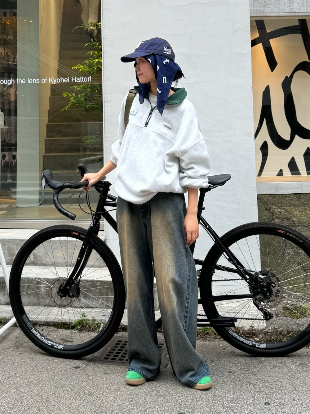 「お出かけコーデ、秋服準備はじめました、ハーフジップ、フリース、オーバーサイズ、デニム、デニムパンツスタイル、discus」｜「DISCUSの【DISCUS別注】ハーフジップフリースプルオーバー（ブルゾン、グレー系）」を使った、てりおさん（レディース・162cm）の夏コーディネートの1枚目の写真