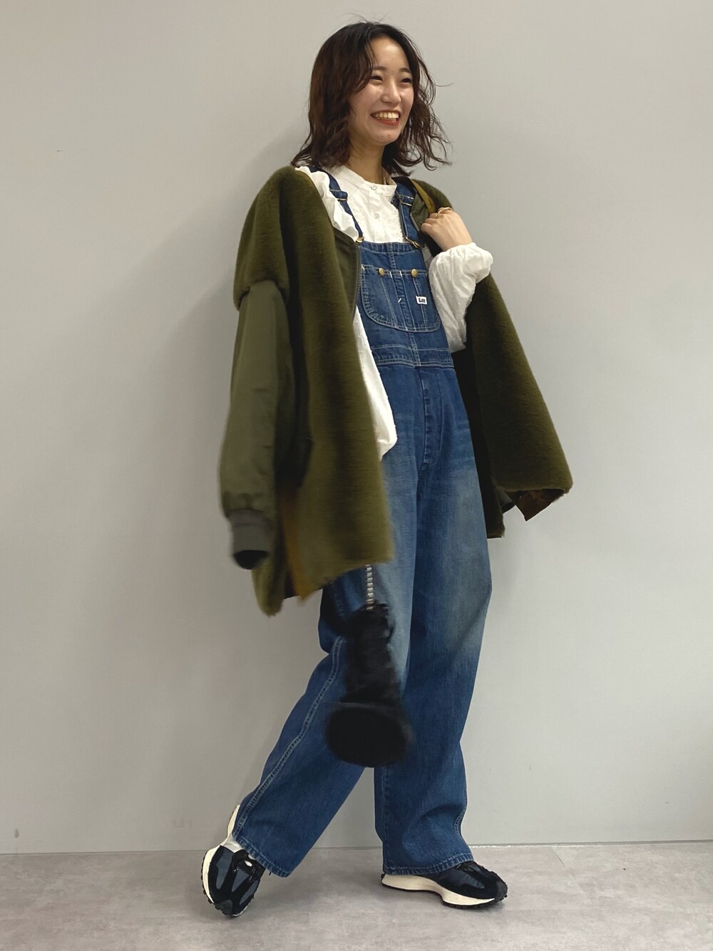 「オトナカジュアル、オトナ女子、冬、カジュアル、あったかコーデ、大人女子、デニム、ミニバッグ、オーバーオール、ファー、ファーコート、ブラウス、カーキ、CIAOPANIC TYPY、MA-1」｜「CIAOPANIC TYPYの【etsinta/エシンタ】ファー切替ハーフコート（その他アウター、グリーン系）」を使った、てりおさん（レディース・162cm）の冬コーディネートの1枚目の写真