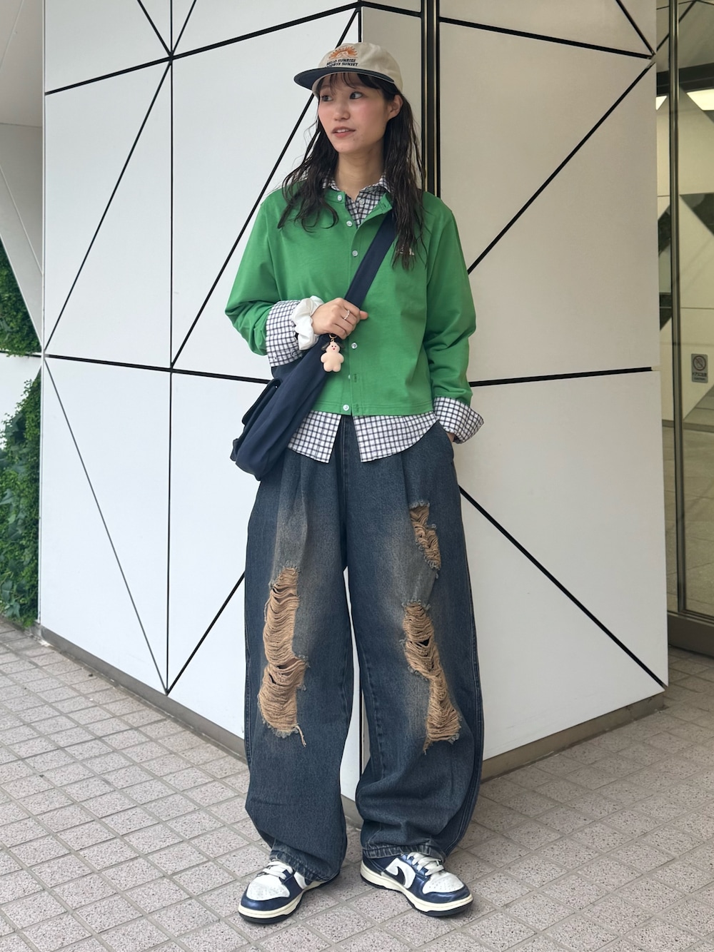 「プチプラ、春服コーデ、お出かけコーデ、カラーコーデ、カーディガン、カーディガンコーデ、レイヤードスタイル、韓国ファッション、ダメージデニムパンツ、デニム、緑、グリーン、春カラー、GEVACO、CIAOPANIC TYPY」｜「GEVACOの【GEVACO】クルーネックショートカーディガン（カーディガン/ボレロ、グリーン系）」を使った、てりおさん（レディース・162cm）の春コーディネートの1枚目の写真