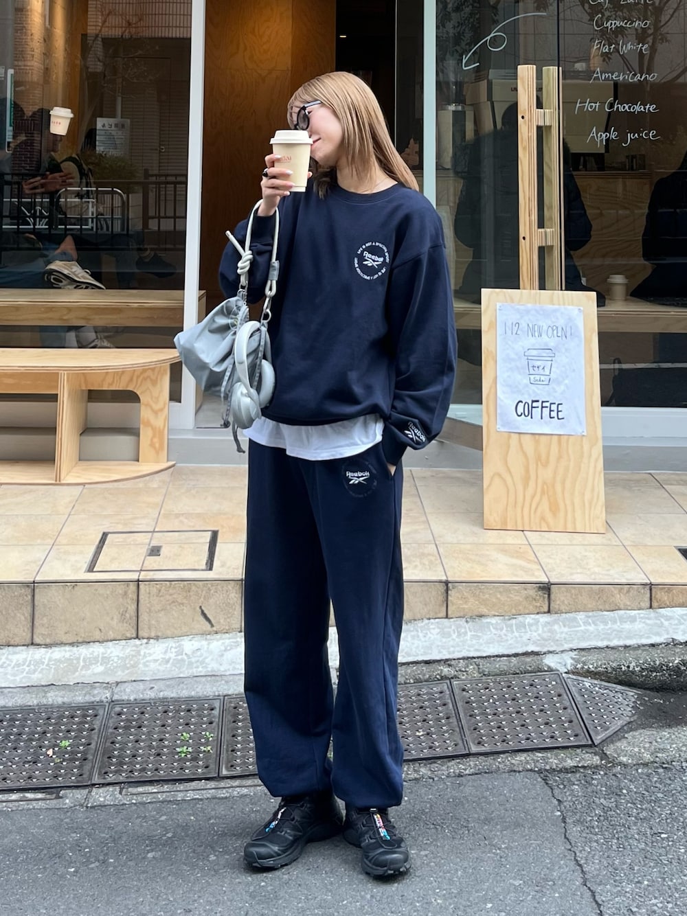 スウェット（ブルー系）を使った「セットアップスタイル」のレディース