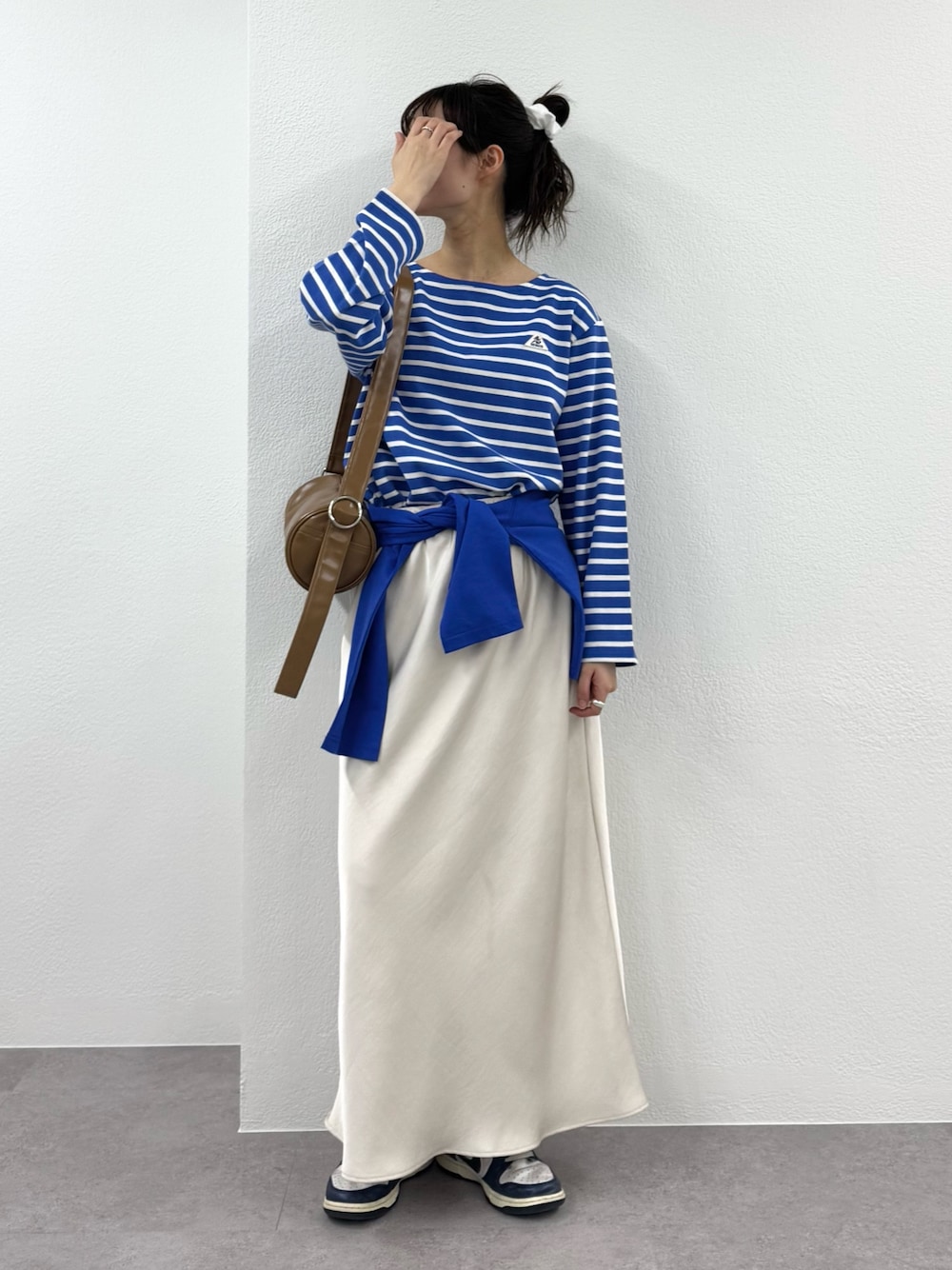 「プチプラ、春色、春服コーデ、大人かわいい、お出かけコーデ、きれいめコーデ、春、カラーコーデ、サテンスカート、スカート、スカートスタイル、ボーダー、ボーダートップス、GEVACO、青」｜「GEVACOの【GEVACO】ボートネックボーダーロンTEE（Tシャツ/カットソー、ブルー系）」を使った、てりおさん（レディース・162cm）の春コーディネートの1枚目の写真