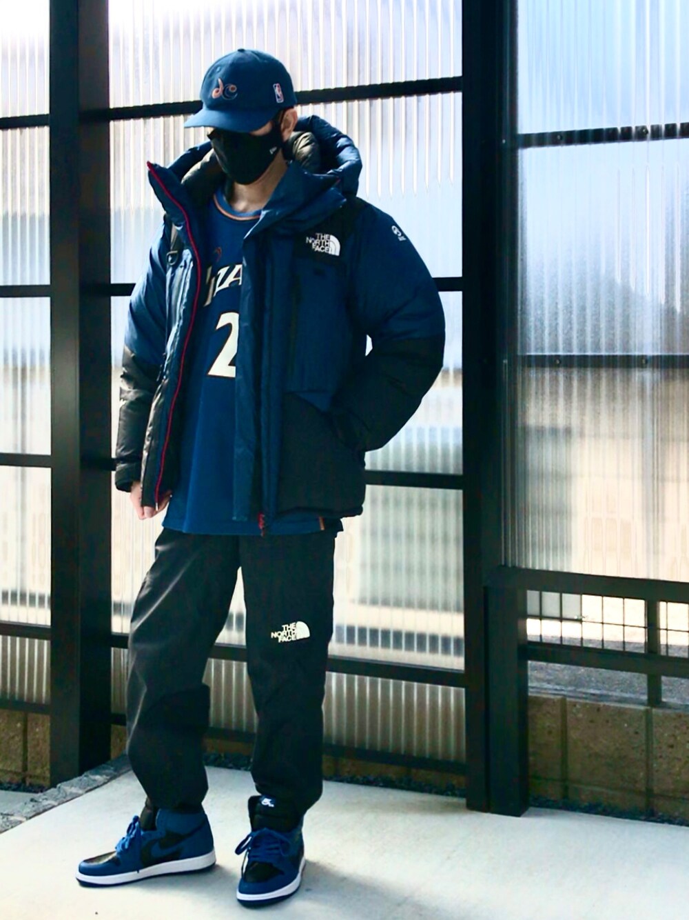 「休日スタイル、冬コーデ、NIKE、ナイキ、ノースフェイス、THE NORTH FACE、ヒマラヤンパーカ、ビッグシルエット、ダウンジャケット、AIR JORDAN、ブルー、NBA、レプリカユニフォーム、Wizards」｜「NIKEのアイテム（キャップ、ブルー系）」を使った、zekihiroさん（メンズ・170cm）の冬コーディネートの1枚目の写真