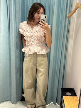 「LOWRYS FARM（ローリーズファーム）のシャーリングブラウスフレンチスリーブ　1046442（シャツ/ブラウス、ピンク系）」を使った、AYAKAさん（レディース・157cm）の夏コーディネート
