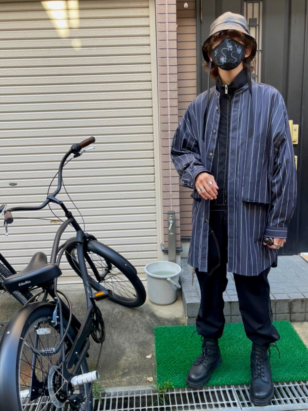 「ブラックコーデ、ジャンプスーツ、Vライン、Vラインシルエット、sulvam、MAISON SPECIAL、yohji yamamoto pour homme、プチプラコーデ、yohjiyamamoto、ワイドシルエット、好きな服を好きなように着る🐷💕」｜「Yohji Yamamoto POUR HOMMEのアイテム（ブーツ、ブラック系）」を使った、8PP3さん（メンズ・175cm）の秋コーディネートの1枚目の写真