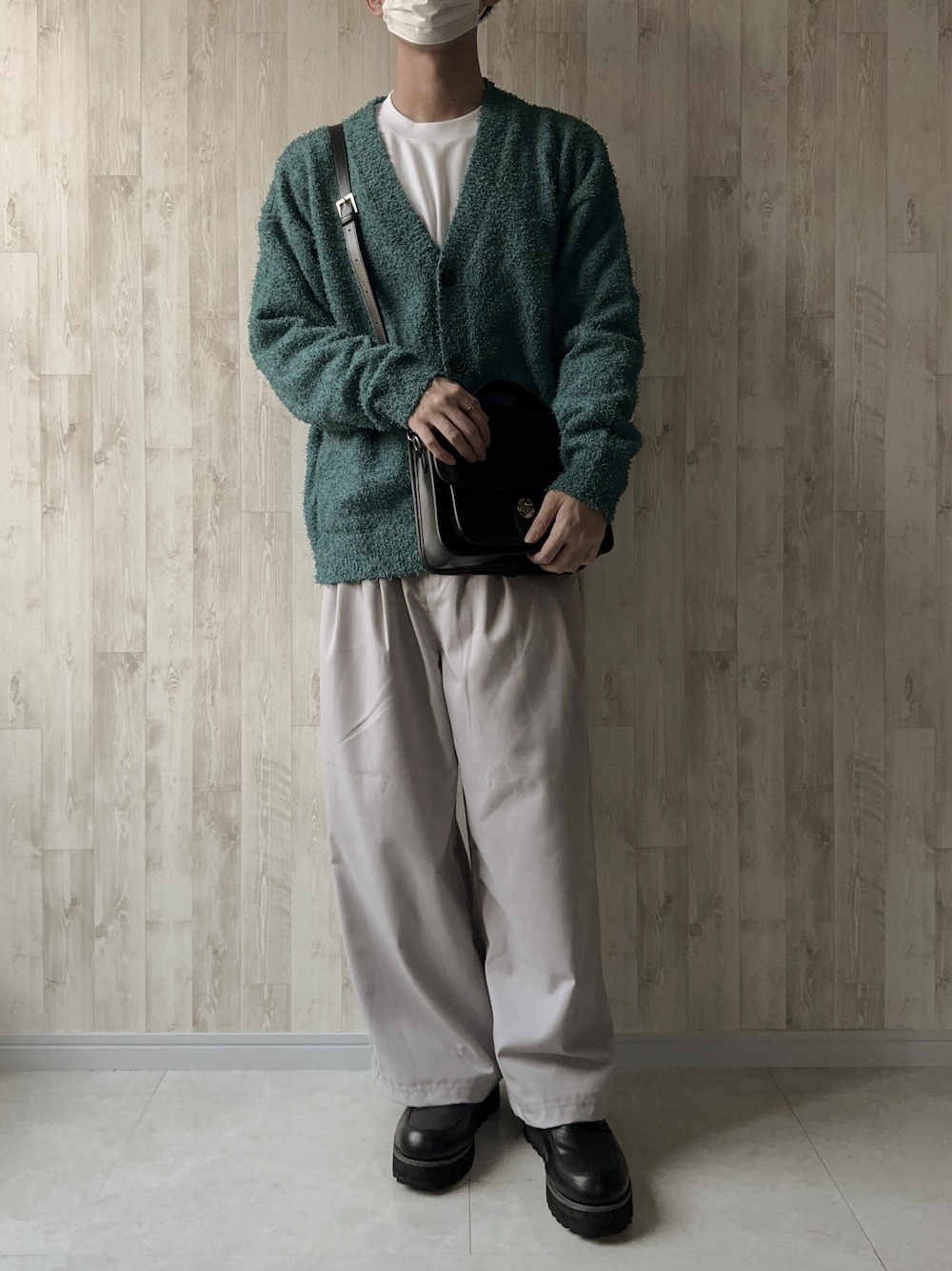 「秋っぽコーデ更新中、秋冬コーデ、秋服、カーディガン、メンズファッション、きれいめカジュアル、シンプルコーデ、メンズコーデ、低身長男子、低身長、ETELIO、スラックス、ライトグレー、厚底シューズ、ショルダーバッグ」｜「ETELIOの2タックTRツイルワイドバギースラックス（スラックス、グレー系）」を使った、まっくろ🐕さん（メンズ・166cm）の秋コーディネートの1枚目の写真