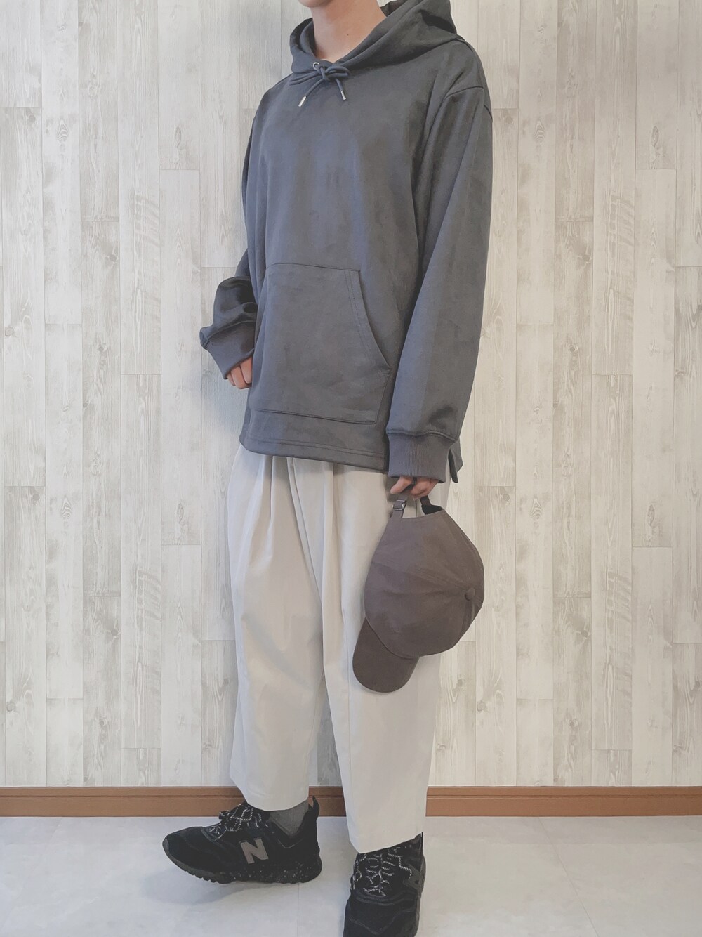 「秋服、ゆるコーデ、カジュアルコーデ、ビックシルエット、シンプルコーデ、きれいめカジュアル、ワイドパンツ、プチプラコーデ、プチプラ、パーカー、プルオーバーパーカー、フェイクスエード、大学生、低身長、秋コーデ」｜「GUのアイテム（パーカー、グレー系）」を使った、まっくろ🐕さん（メンズ・166cm）の秋コーディネートの1枚目の写真