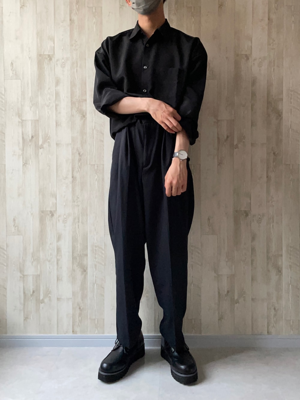 「シンプルコーデ、今日のコーデ、おしゃれさんと繋がりたい、低身長コーデ、オールブラック、ワイドパンツ、厚底シューズ、コラボアイテム、オトナカジュアル、きれいめカジュアル、夏服、大学生、低身長、シャツスタイル、キレイめ」｜「CLELの【CLEL】High Sole Shark Derby Shoes / ハイソール シャーク ダービーシューズ（ドレスシューズ、ブラック系）」を使った、まっくろ🐕さん（メンズ・166cm）の夏コーディネートの1枚目の写真