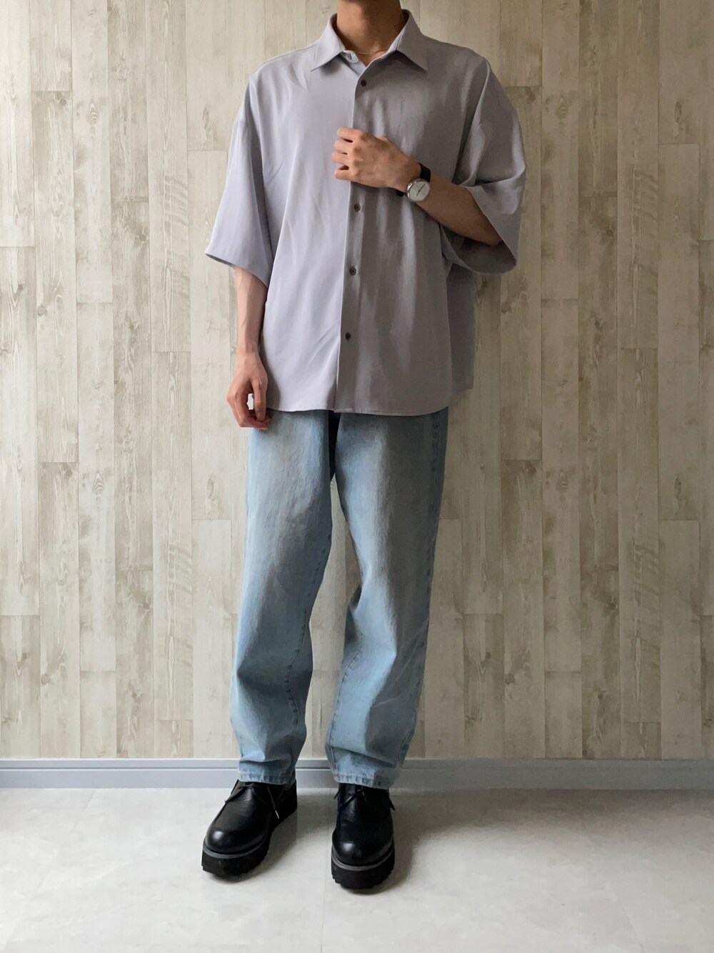 「夏コーデ、大人カジュアル、夏服、低身長コーデ、ゆるコーデ、シャツコーデ、デニムパンツ、remer、きれいめカジュアル、大学生、ブルー、低身長、シンプル、シンプルコーデ、シャツスタイル」｜「remerのloose vintage wash denim / ルーズヴィンテージウオッシュデニム（デニムパンツ、ブルー系）」を使った、まっくろ🐕さん（メンズ・166cm）の夏コーディネートの1枚目の写真