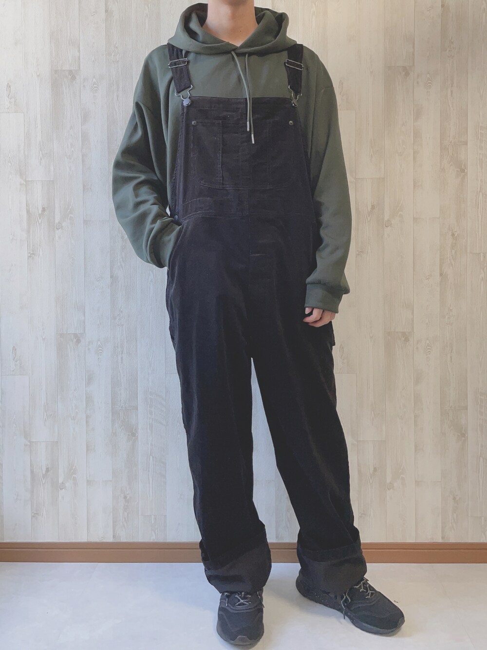 「大人カジュアル、カジュアルコーデ、秋服準備はじめました、お洒落さんとつながりたい、シンプルスタイル、シンプル、プチプラ、秋のコーデ、秋コーデ、オーバーサイズ、オーバーオール、パーカー、ダークグリーン、大学生、低身長」｜「GUのアイテム（パーカー、グリーン系）」を使った、まっくろ🐕さん（メンズ・166cm）の秋コーディネートの1枚目の写真