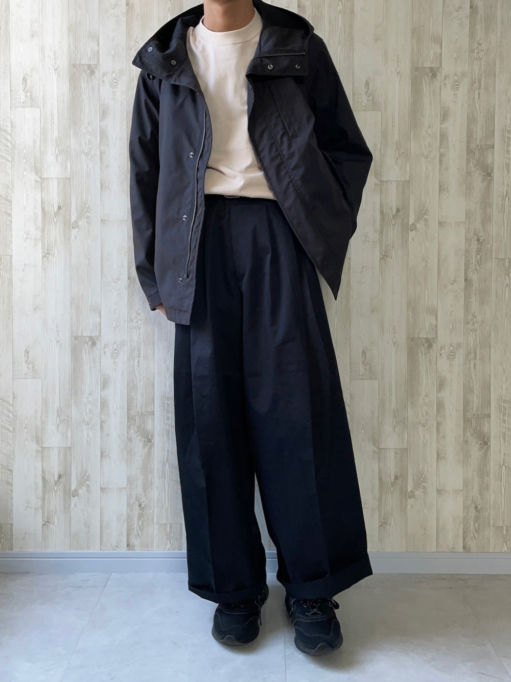 ベージュ系のTシャツ/カットソー、その他のジャケット/アウター、ブラック系のパンツを着用したメンズの春コーディネートの1枚目の写真