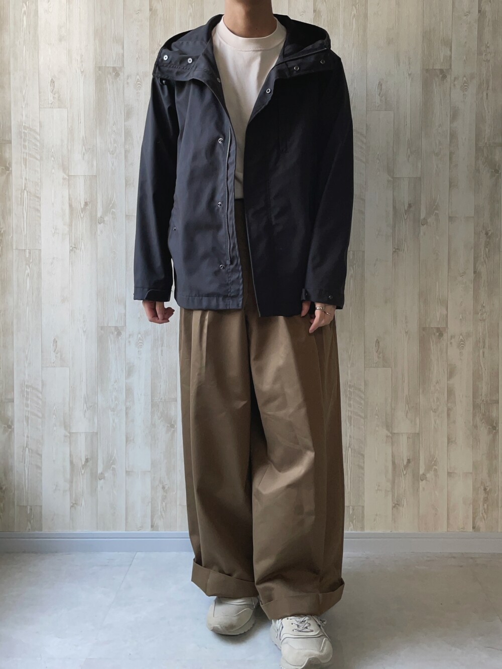 「メンズコーデ、春、カジュアルコーデ、春服、大人コーデ、大学生、低身長、学生コーデ、ワイドパンツ、プチプラ、GU、GUコーデ、きれいめカジュアル、タックイン、マウンテンパーカー」｜「UNIQLOのアイテム（スウェット、ベージュ系）」を使った、まっくろ🐕さん（メンズ・166cm）の春コーディネートの1枚目の写真