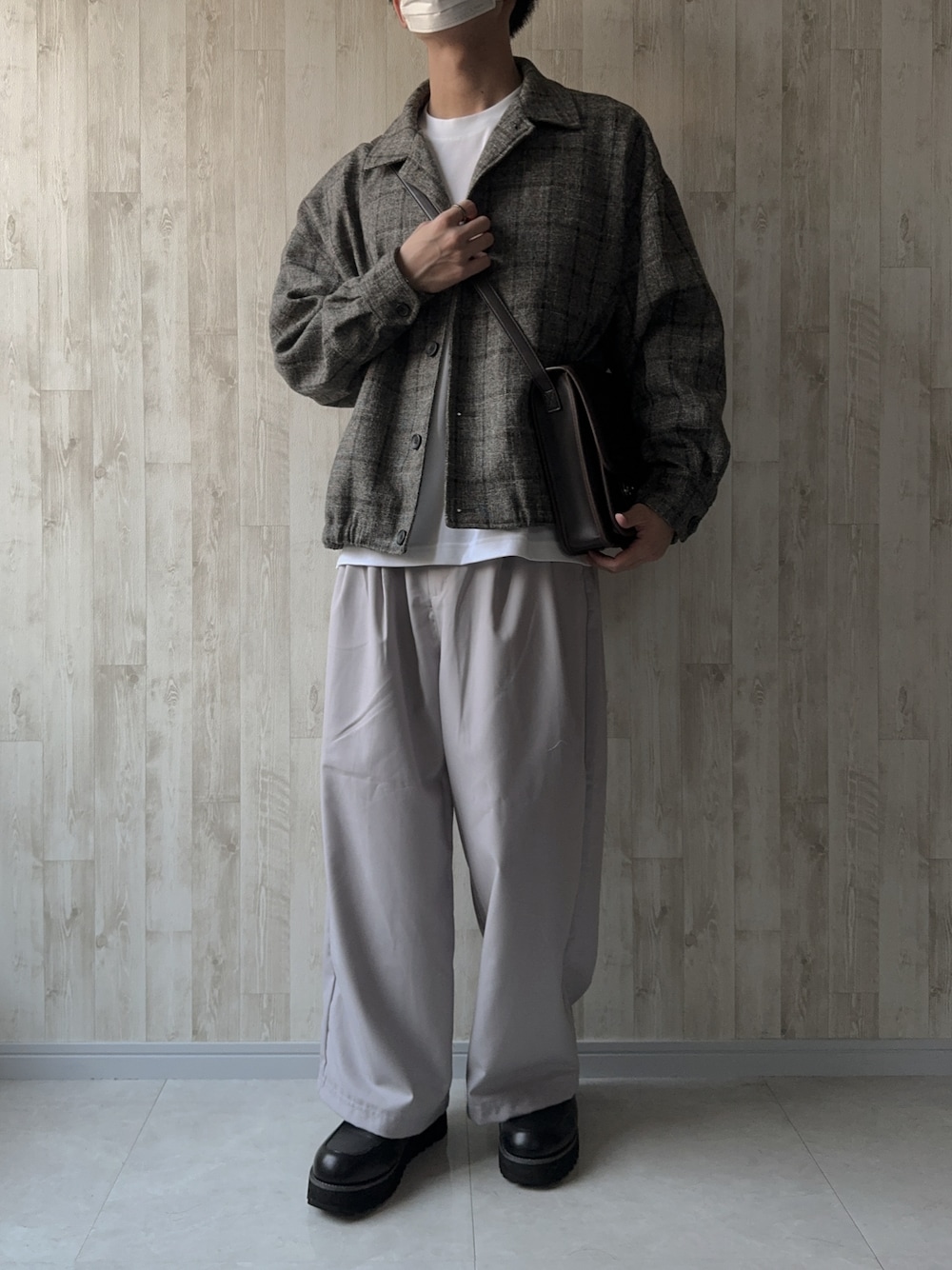 「秋っぽコーデ更新中、テーマパークコーデ、秋服コーデ、メンズファッション、秋、おでかけコーデ、キレイめ、ショルダーバッグ、きれいめカジュアル、モノトーンコーデ、モノトーン、低身長、低身長コーデ、大学生、大学生コーデ」｜「ETELIOの2タックTRツイルワイドバギースラックス（スラックス、グレー系）」を使った、まっくろ🐕さん（メンズ・166cm）の秋コーディネートの1枚目の写真