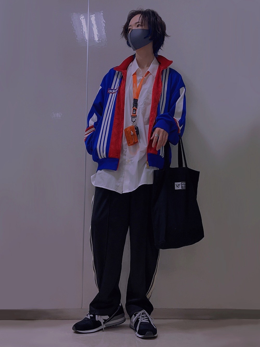 「秋コーデ、メンズライク、ボーイッシュ、スポーツミックス、ストリート、ストリートMIX、ラフコーデ、オーバーサイズ、ジャージ、トラックパンツ」｜「THE NORTH FACEのTHE NORTH FACE/ザ・ノース フェイス TNF LANYARD/ TNFランヤード（キーケース/キーアクセサリー、オレンジ系）」を使った、aたさん（レディース・170cm）の秋コーディネートの1枚目の写真