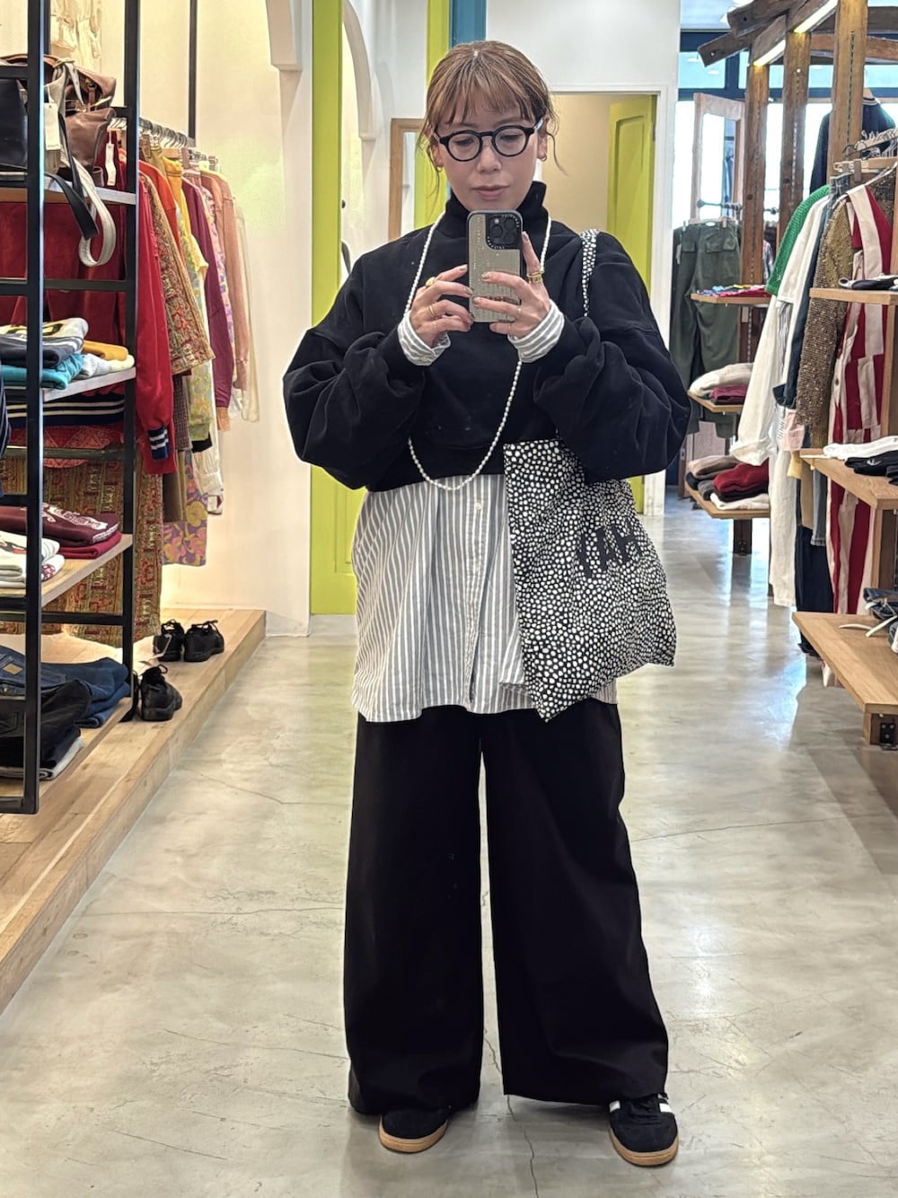 「レアヤード、スエット、ワントーンコーデ」｜「fashiruのアイテム（スラックス、ブラック系）」を使った、tomoe hiranoさん（骨格ストレート・レディース・161cm）の春コーディネートの1枚目の写真