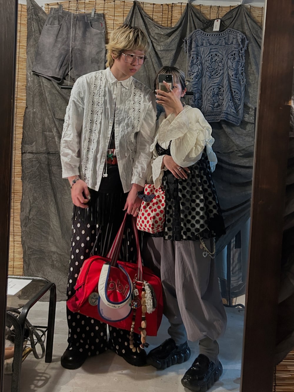 「きれいめカジュアル、リンクコーデ、シミラールック、古着、黒Tシャツ、メガネ男子、大人カジュアル、モノトーン、シャツスタイル、古着好きな人と繋がりたい」｜「KBFのフリルディティールブラウス（シャツ/ブラウス、ホワイト系）」を使った、nijimiさん（メンズ・174cm）の春コーディネートの1枚目の写真