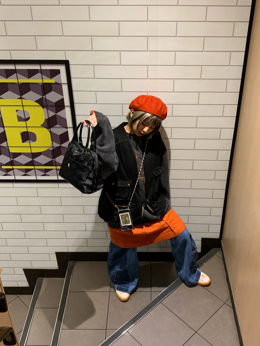 「古着、古着好きな人と繋がりたい、着回しコーデ、レイヤードスタイル、ベレー帽、ハンドバッグ、低身長コーデ、リメイクデニム、ootd、used、オレンジ」｜「usedのアイテム（ハンチング/ベレー帽、オレンジ系）」を使った、nijimiさん（レディース・152cm）の冬コーディネートの1枚目の写真