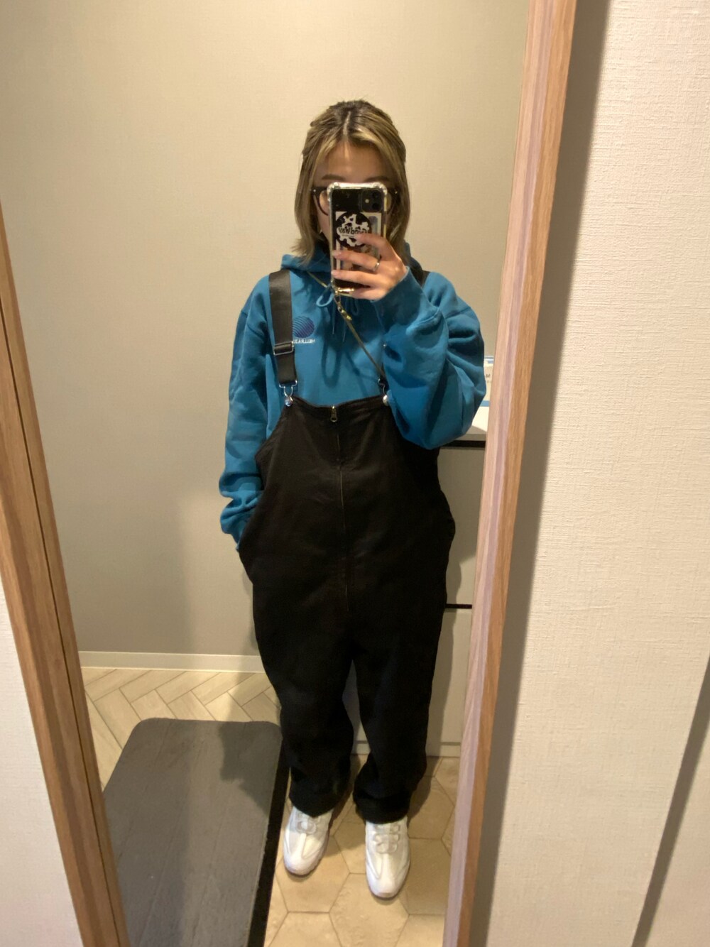「ラフコーデ、シンプルコーデ、メンズライク、メンズライク女子、ootd」｜「coenのアイテム（サロペット/オーバーオール、ブラック系）」を使った、nijimiさん（レディース・152cm）の春コーディネートの1枚目の写真