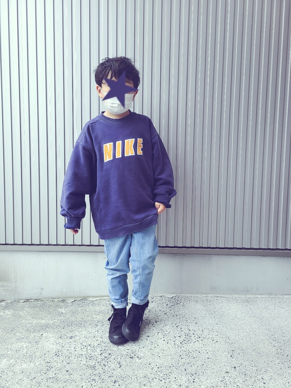 「おとこのこ、男の子コーデ、男の子、キッズコーデ、スウェット、ナイキ、銀タグ、こどもコーデ」｜「BRANSHESのガーデナーテーパードデニムパンツ（デニムパンツ、ブルー系）」を使った、akipipnさん（キッズ・120cm）の春コーディネートの1枚目の写真