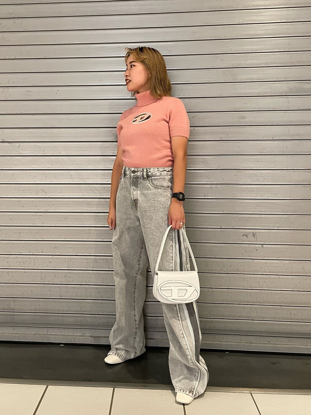 「秋服コーデ、ピンク、Diesel、FW22、ニット、サイドジップ」｜「DIESELのレディース レザー クロスボディバッグ（ショルダーバッグ、ホワイト系）」を使った、ちゃんしいさん（レディース・156cm）の秋コーディネートの1枚目の写真