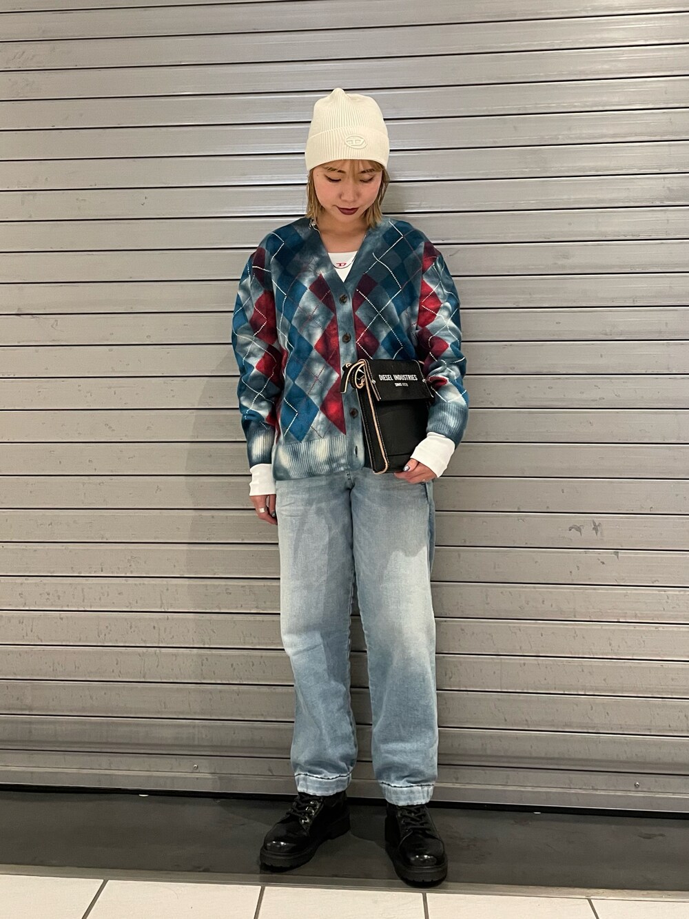 「秋服コーデ、Diesel、デニム、アーガイル、カーディガン」｜「DIESELのレディース 長袖 シンプル ロゴ カットソー トップス（Tシャツ/カットソー、ホワイト系）」を使った、ちゃんしいさん（レディース・156cm）の秋コーディネートの1枚目の写真