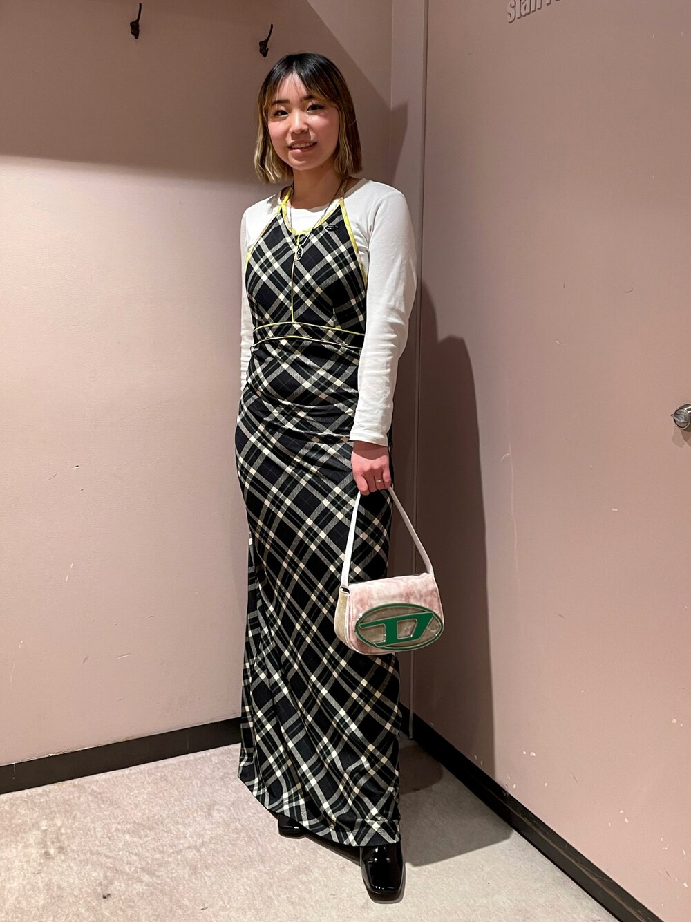 「ootd、チェック、ワンヒース、新作、spring、春コーデ」｜「DIESELのレディース ラウンドDロゴ ウォッシュドデニム クロスボディバッグ（ショルダーバッグ、グリーン系）」を使った、ちゃんしいさん（レディース・156cm）の春コーディネートの1枚目の写真