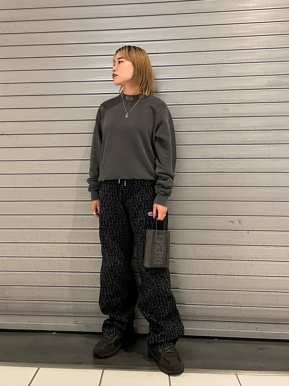 「Diesel、FW22」｜「DIESELのメンズ スウェット モックネック ガーメントダイ（スウェット、ブラック系）」を使った、ちゃんしいさん（レディース・156cm）の秋コーディネートの1枚目の写真