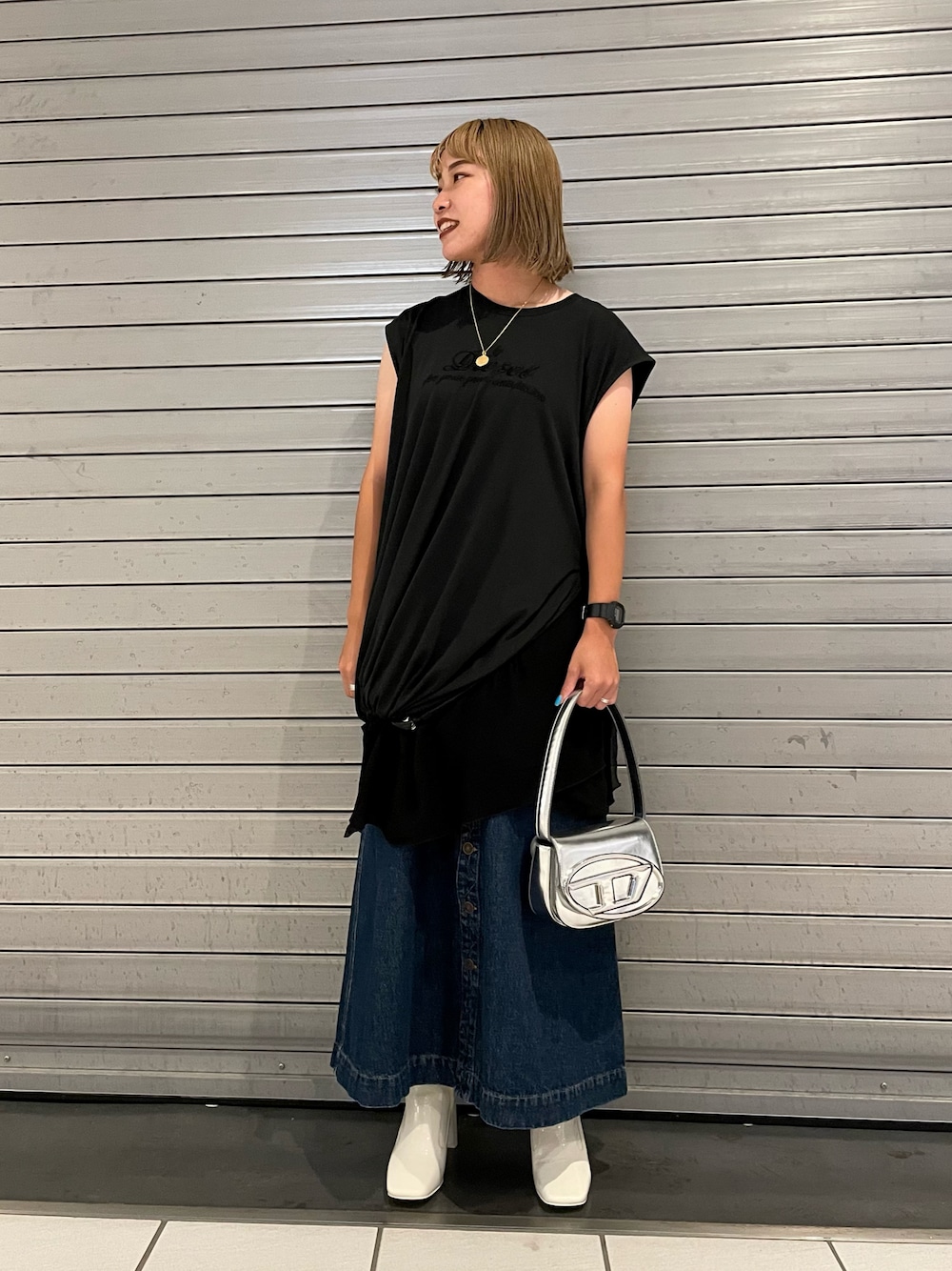 「Diesel、FW22、デニムスカート、ロングスカート、ワンピース」｜「DIESELのレディース レザー クロスボディバッグ（ショルダーバッグ、シルバー系）」を使った、ちゃんしいさん（レディース・156cm）の夏コーディネートの1枚目の写真