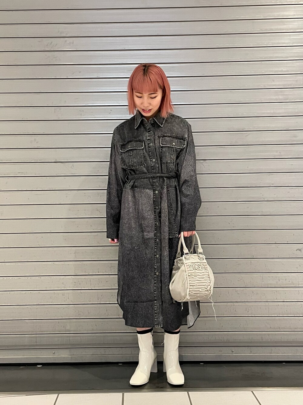 「Diesel、ワンピース、トロンプルイユ、ブラック」｜「DIESELのアイテム（バッグ、グレー系）」を使った、ちゃんしいさん（レディース・156cm）の秋コーディネートの1枚目の写真