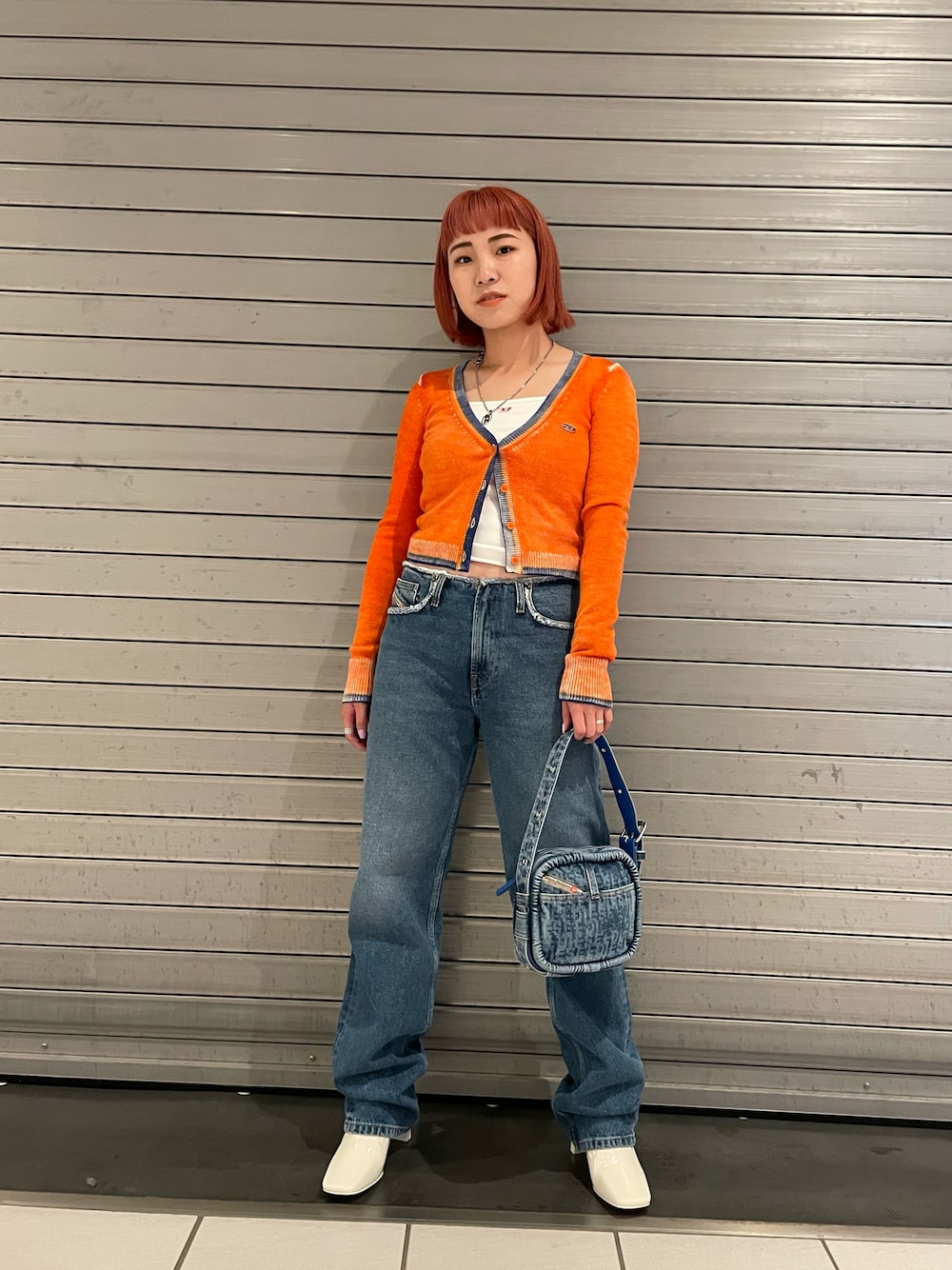 「Diesel、FW22、デニムパンツ、カーディガン、オレンジ」｜「DIESELのレディース レザー アンクル ブーツ（ブーツ、ホワイト系）」を使った、ちゃんしいさん（レディース・156cm）の秋コーディネートの1枚目の写真