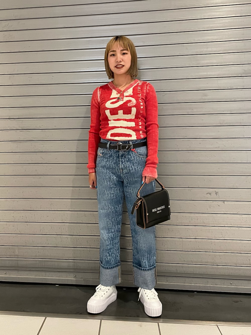 「初秋コーデ、秋服、赤、デニムパンツ、モノグラム、Diesel、FW22」｜「DIESELのメンズ ニット ロゴ（ニット/セーター、レッド系）」を使った、ちゃんしいさん（レディース・156cm）の秋コーディネートの1枚目の写真