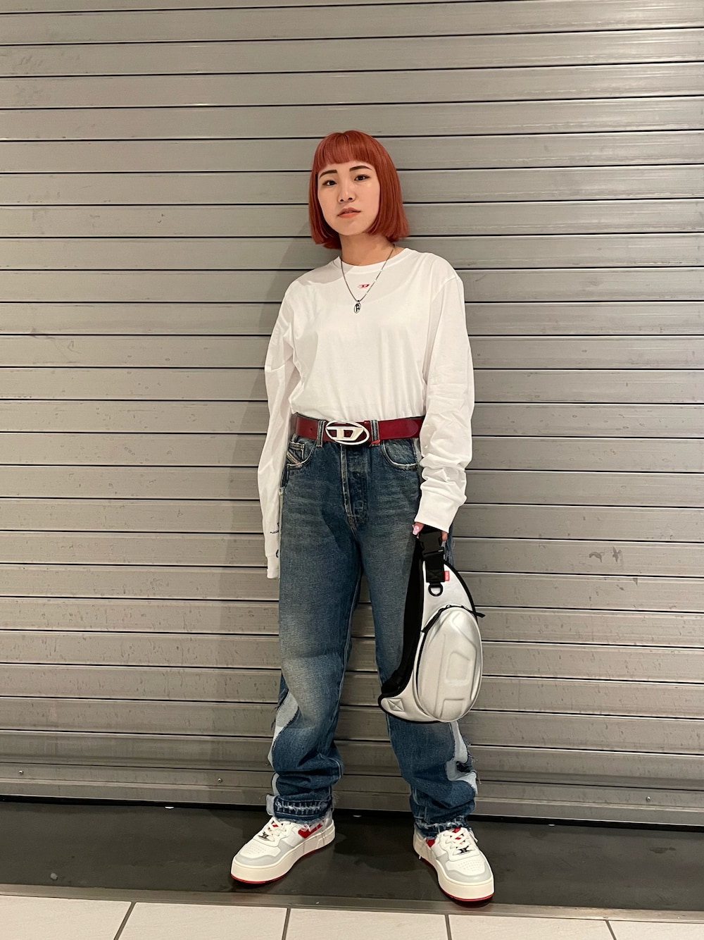 「Diesel、FW22、デニムパンツ、メンズライク」｜「DIESELのメンズ Dクオーターロゴ レザー スニーカー（スニーカー、その他）」を使った、ちゃんしいさん（レディース・156cm）の秋コーディネートの1枚目の写真