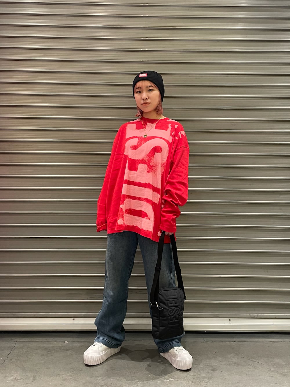 「Diesel、トラックデニム、トラックパンツ、red」｜「DIESELのメンズ ニットキャップ ビーニー ロゴ（ニットキャップ/ビーニー、ブラック系）」を使った、ちゃんしいさん（レディース・156cm）の冬コーディネートの1枚目の写真