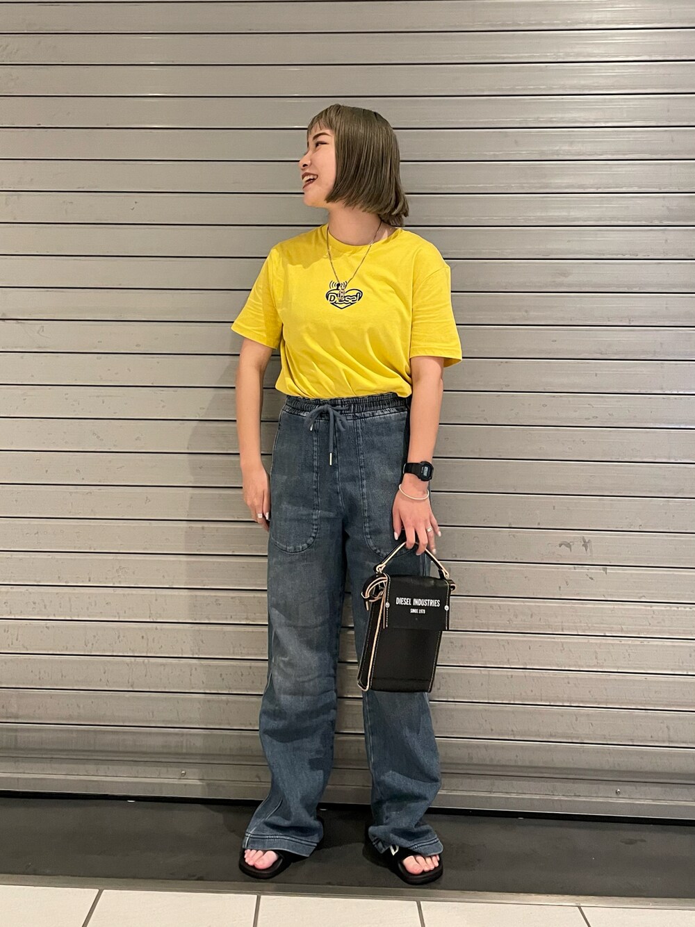 「Diesel、トラックパンツ、トラックデニム、ヴィンテージ、イエローコーデ」｜「DIESELのレディース 半袖 Tシャツ ロゴ（Tシャツ/カットソー、イエロー系）」を使った、ちゃんしいさん（レディース・156cm）の夏コーディネートの1枚目の写真