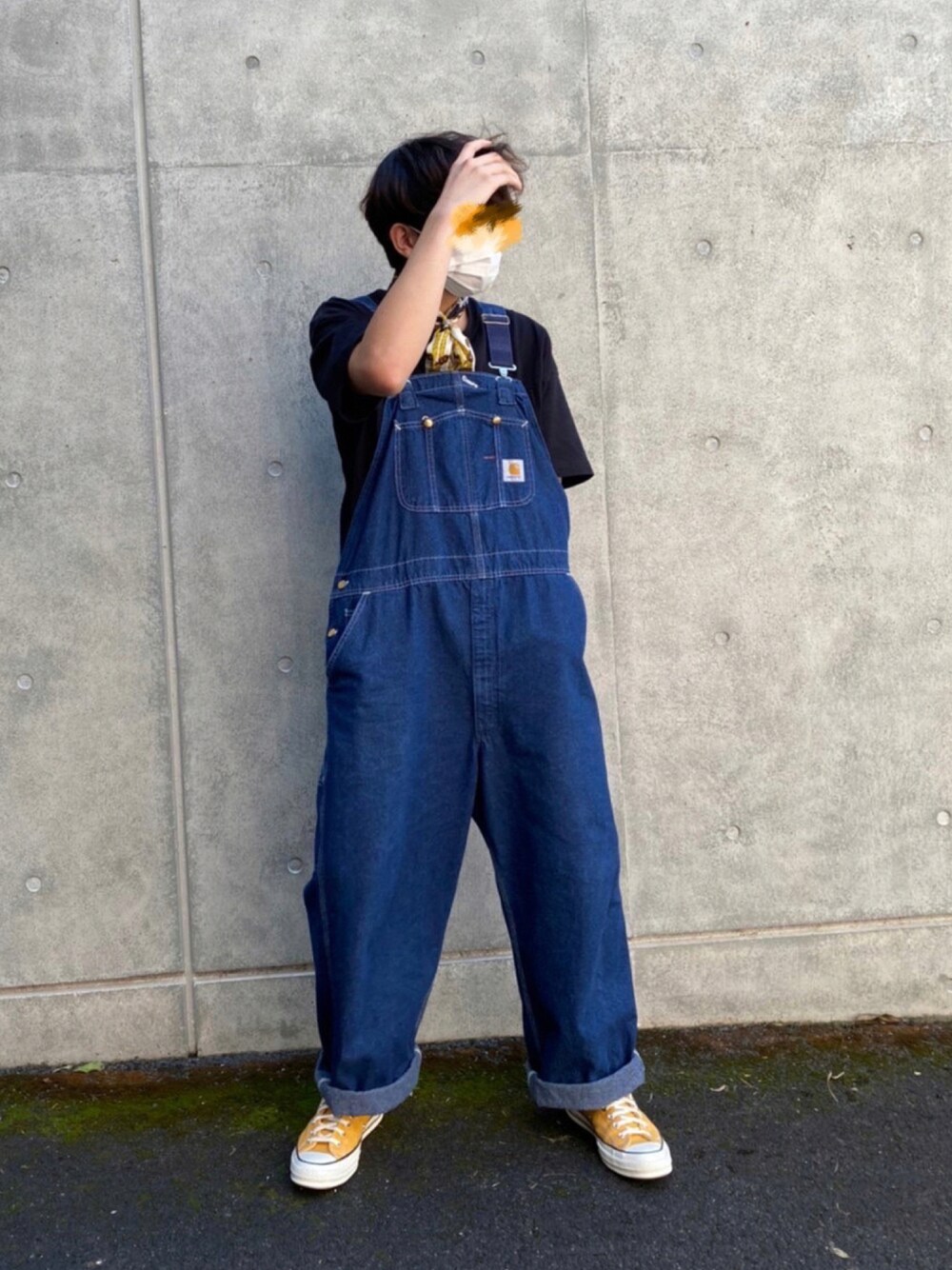 「シンプルコーデ、おしゃれさんと繋がりたい、今日のコーデ、ストリートファッション、デニムパンツ、オーバーオール、古着MIX、スカート、GU、古着コーデ」｜「Carharttの【Carhartt】ワッペン デニムオーバーオール（サロペット/オーバーオール、ブルー系）」を使った、Saucyさん（メンズ・175cm）の秋コーディネートの1枚目の写真