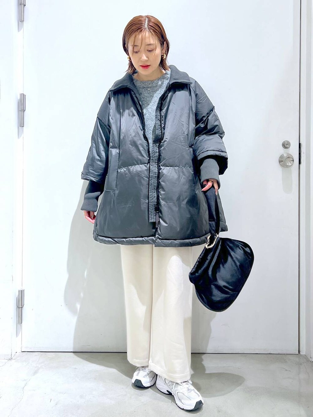 「体型カバー、ママコーデ、高身長、LEPSIM、LOWRYS FARM、ワイドパンツ、ニット、着痩せ・細見え、高見え」｜「LOWRYS FARMのスタンドリブポンチョ　 963695（ポンチョ、グレー系）」を使った、m.a.k.oさん（レディース・166cm）の冬コーディネートの1枚目の写真