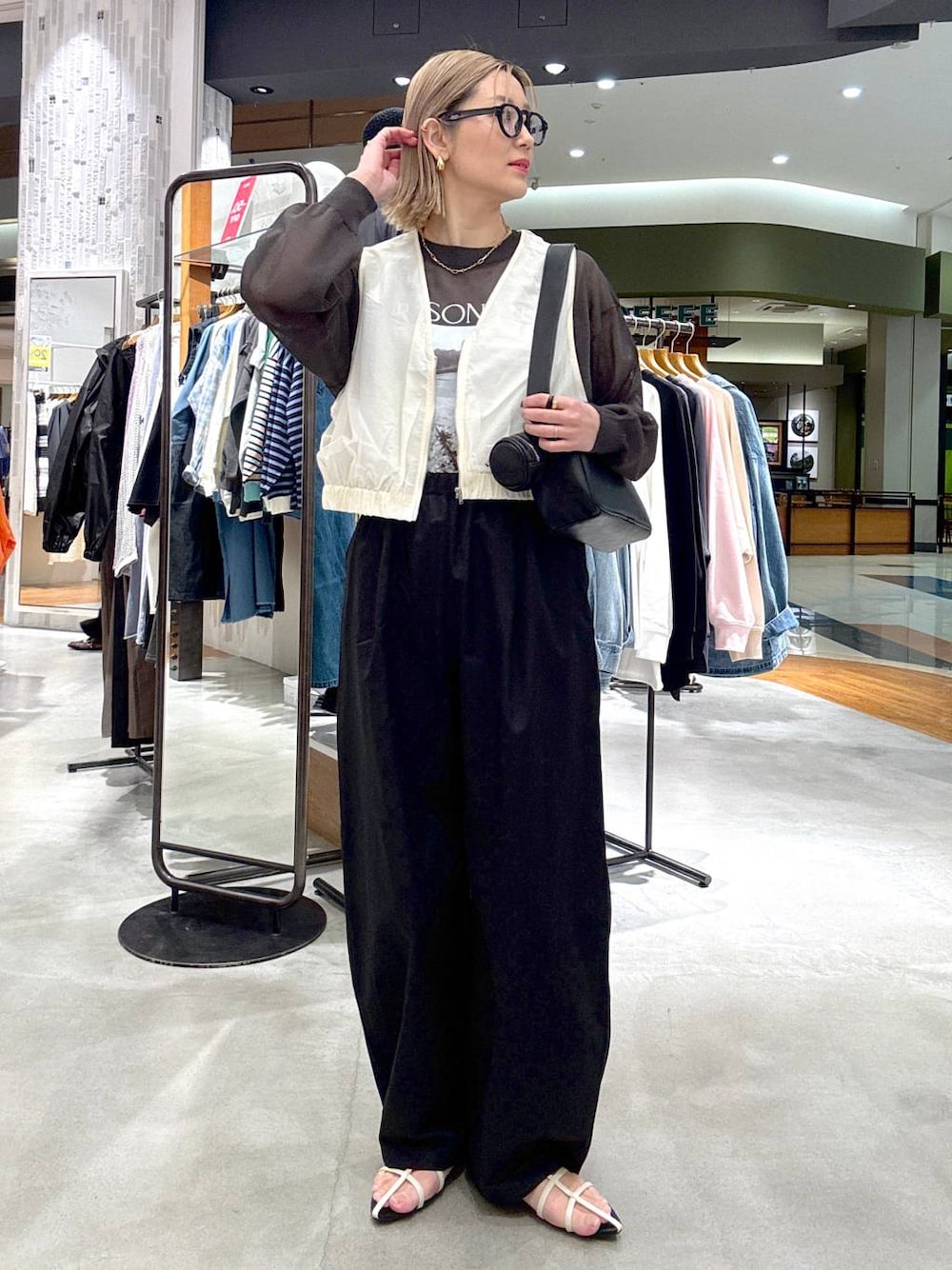 「着痩せ・細見え、高見え、体型カバー、ママコーデ、高身長、LEPSIM、高身長_LEPSIM、30代_LEPSIM」｜「LEPSIMのフェイクレザーレクタングルショルダー　289669（ショルダーバッグ、ブラック系）」を使った、m.a.k.oさん（レディース・166cm）の春コーディネートの1枚目の写真
